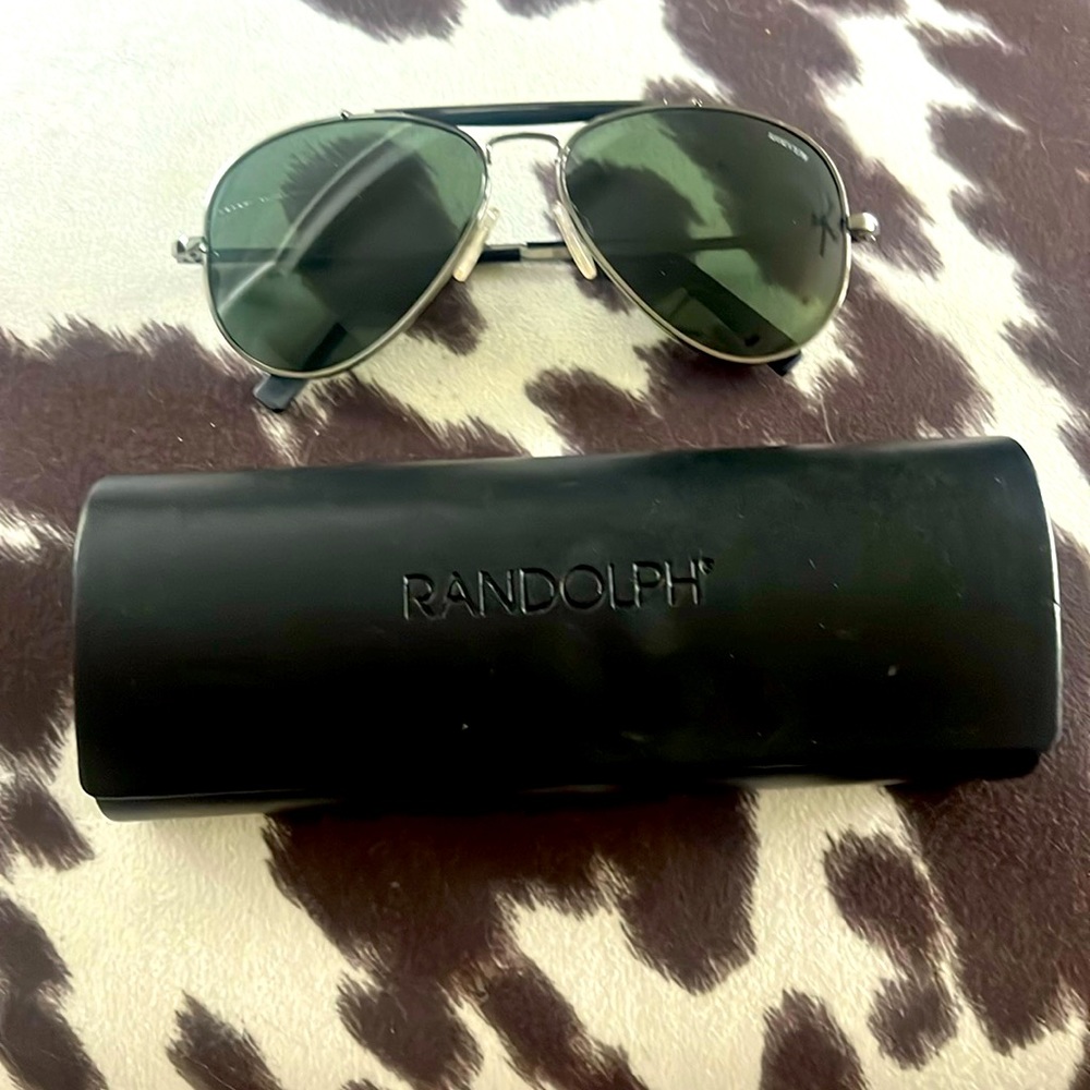 Beautiful brand new sunnies! Amazing but are just a little too small on my face!
